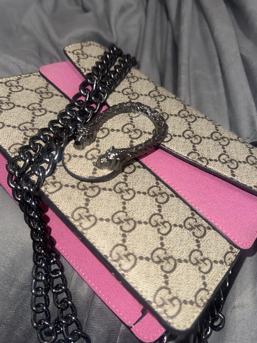 Cucci дамска розова чантичка ,ново състояние не е използвана и здрава