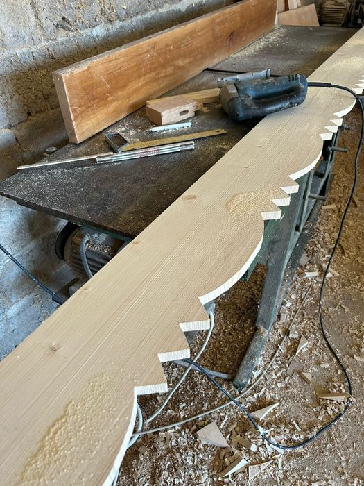 Artă în Lemn: Stâlpi Sculptati pentru Porți și Terase