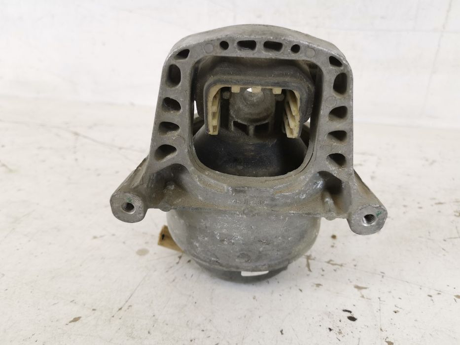 Ляв Моторен Носач Ауди А4 Б9 / Audi A4 B9 Оригинален, В Добро Състояни