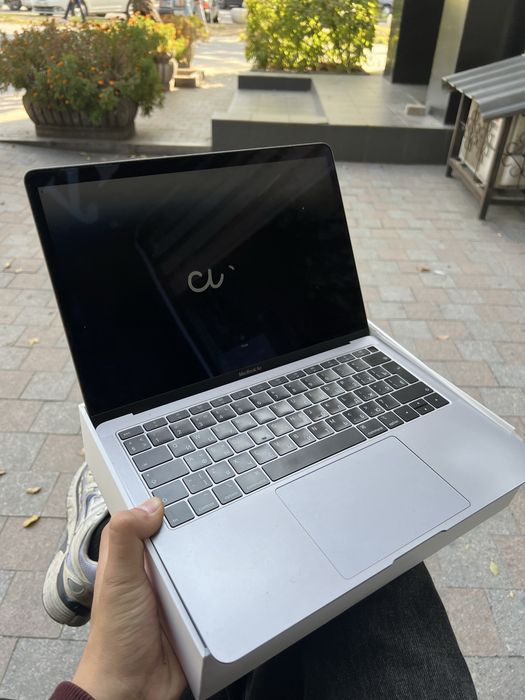 Продам MacBook Pro 2018 с TouchID в хорошем состоянии