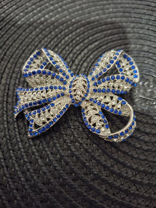 Brosa mare elegantă latime 6 cm si lungime 7 cm