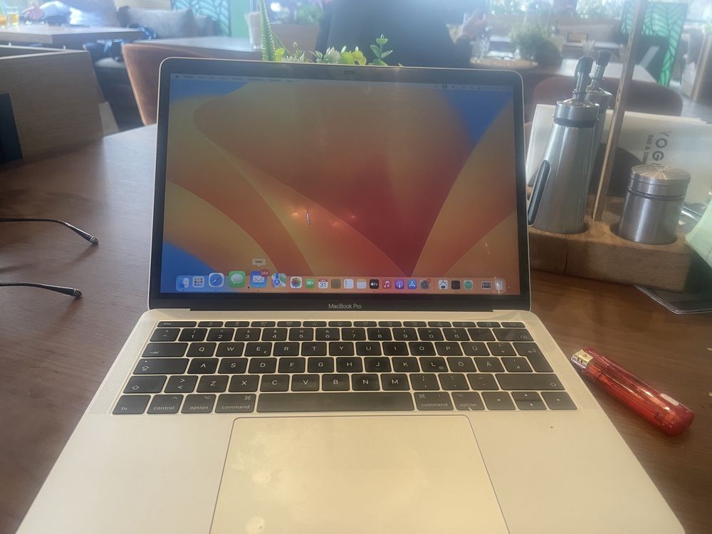 MacBook Pro 13 . 3 inch Retina display 2018 g 677 lv