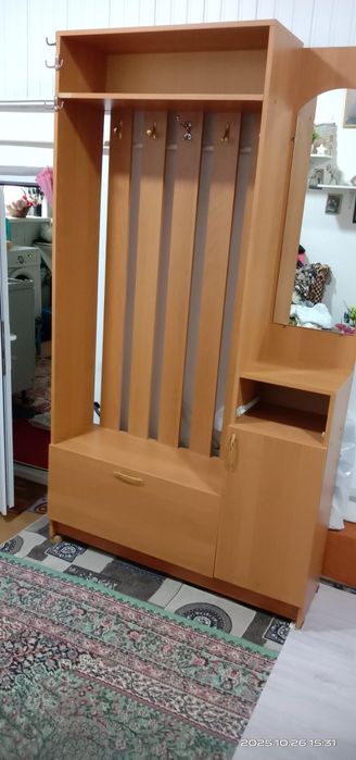 Прихожая вешалка