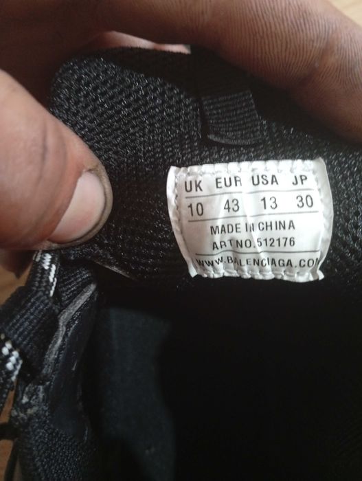 Vand schimb balenciaga triple s 43