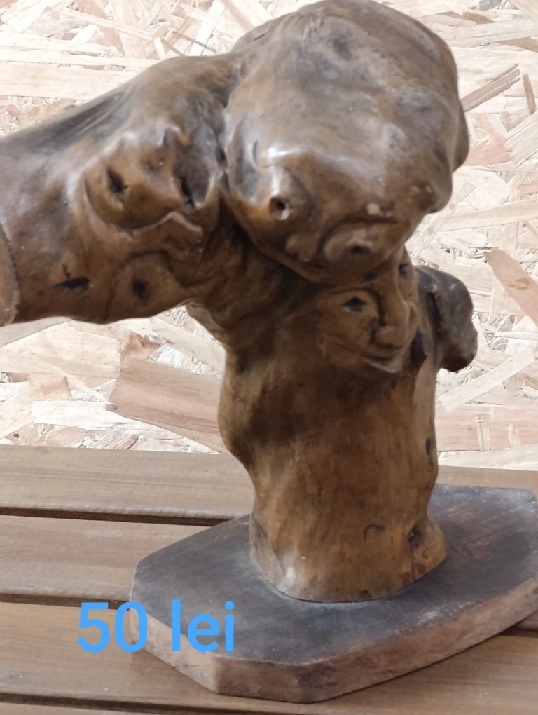 Statuetă din lemn. 50 lei.