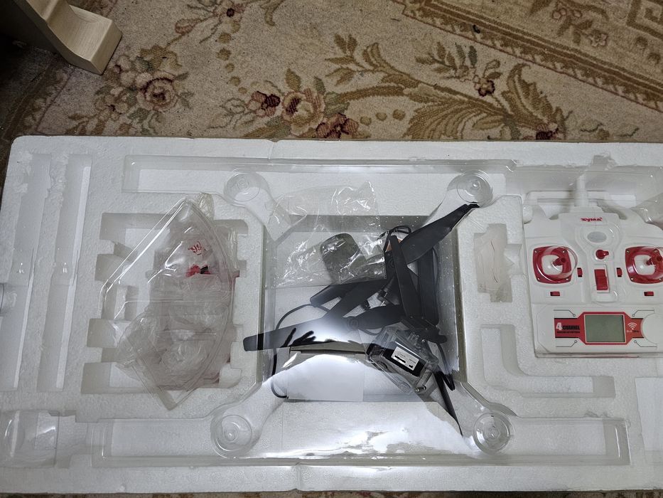 Квадрокоптер с камерой SYMA X8HG
