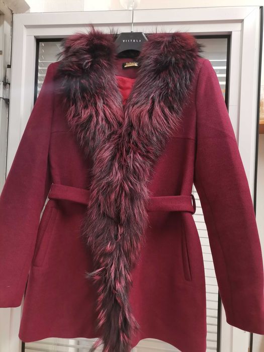 Кашмирено късо палто с яка естествен косъм ново без етикет