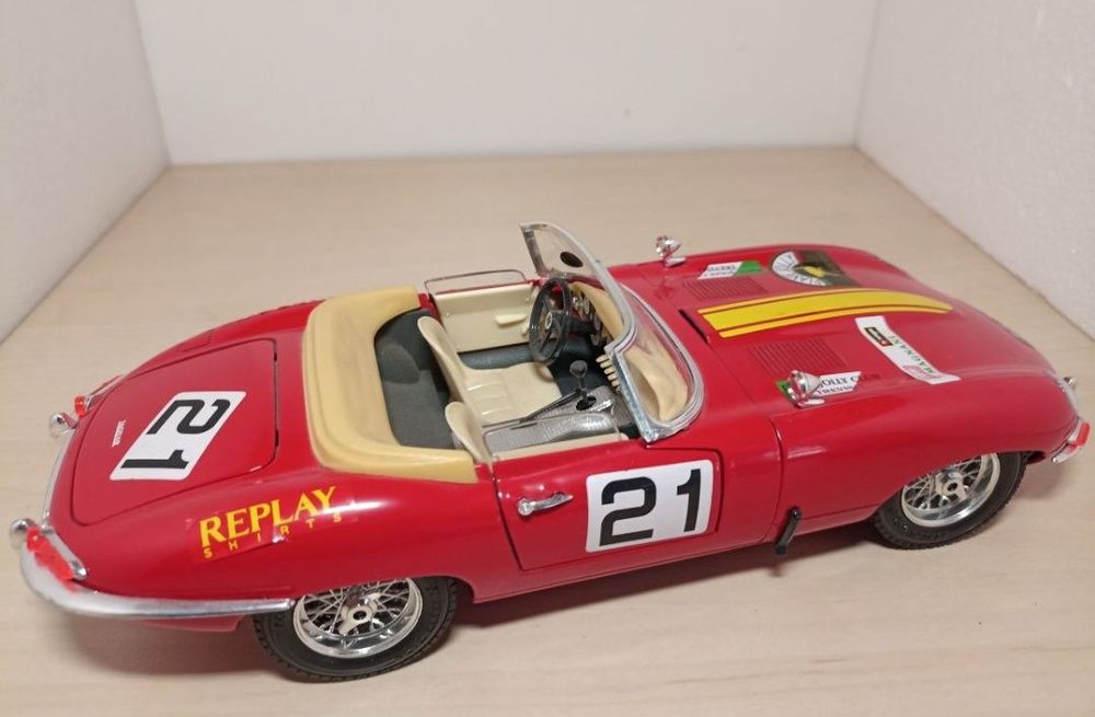 Jaguar 
Scara 1:18
Bburago 

Fotografiile fac parte din descriere...