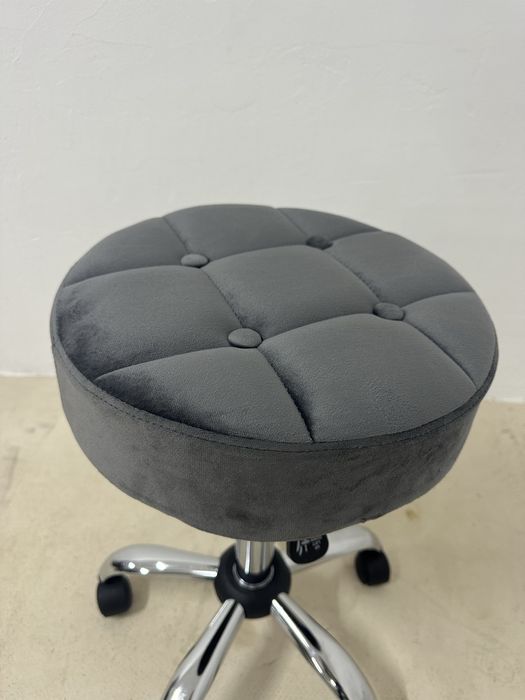 Кадифена табуретка на колелца HOMCOM, регулируема