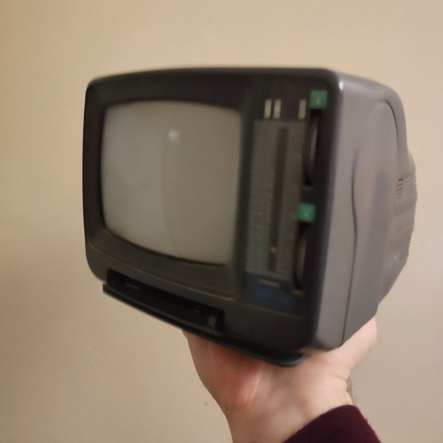 Маленький ручной телевизор