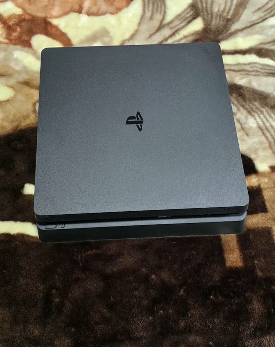 Vand ps4 slim 1TB plus un joc la alegere