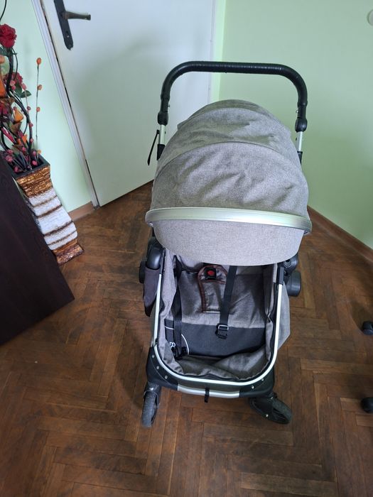 Продавам бебешка количка 3 в1 на марката Moni Polly.