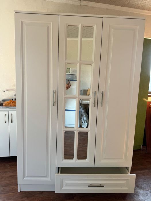 Шифоньер с антесолью почти новый