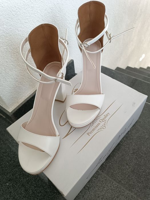 Бели сватбени обувки