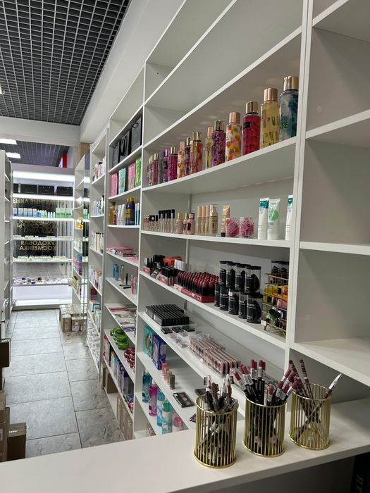 Продам витрины срочно .готовый бизнес .стеллажи