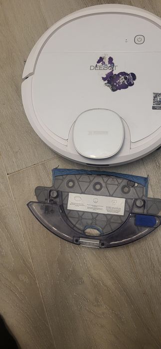 Va pot ajuta cu un aspirator  deebot.Nu am încărcător pentru .