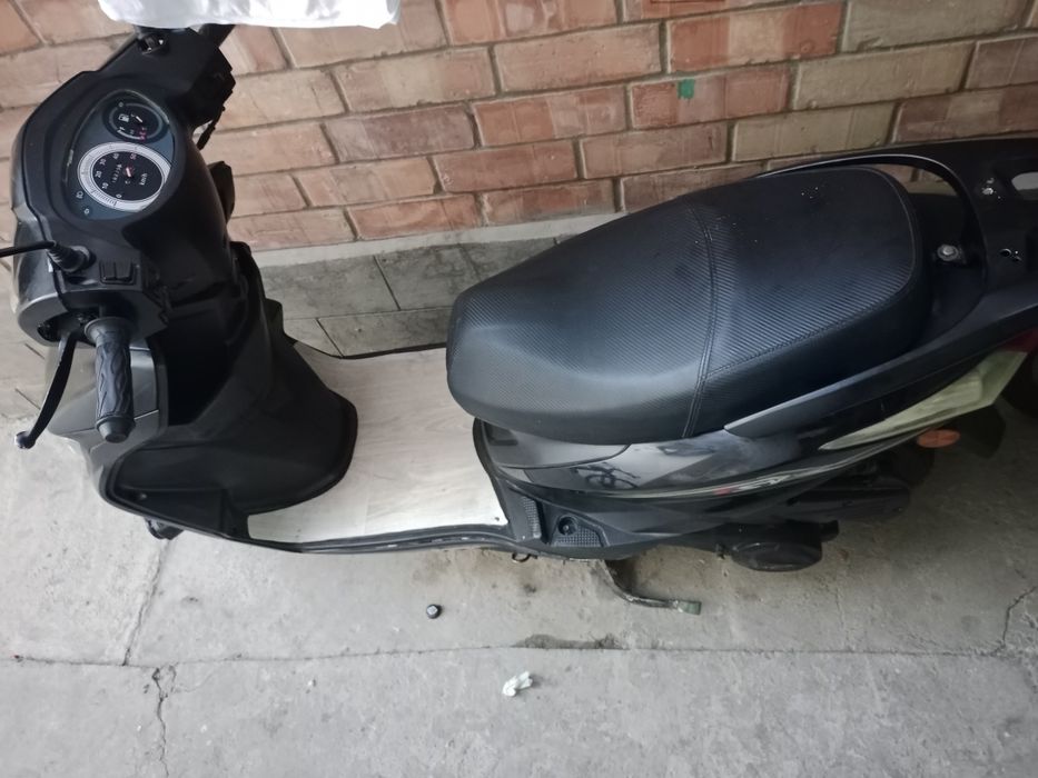 Skutr sotiladi mustang