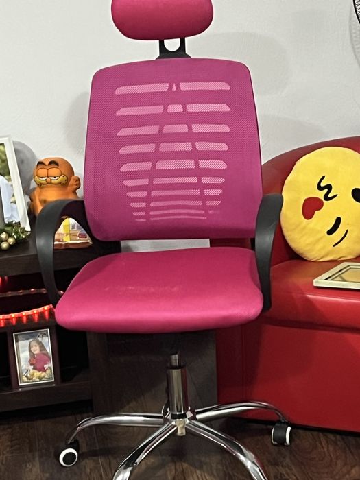 Scaun birou roz ,confortabil !
