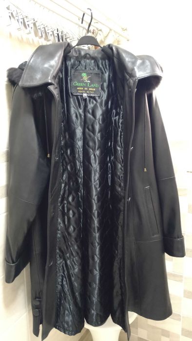 Дамско  манто от естествена кожа с качулка от естествен косъм.