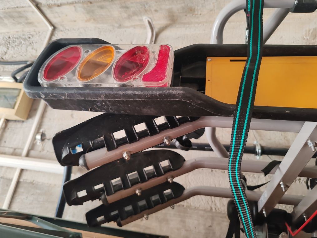 Suport pentru 3 biciclete cu prindere pe carligul de remorcare,