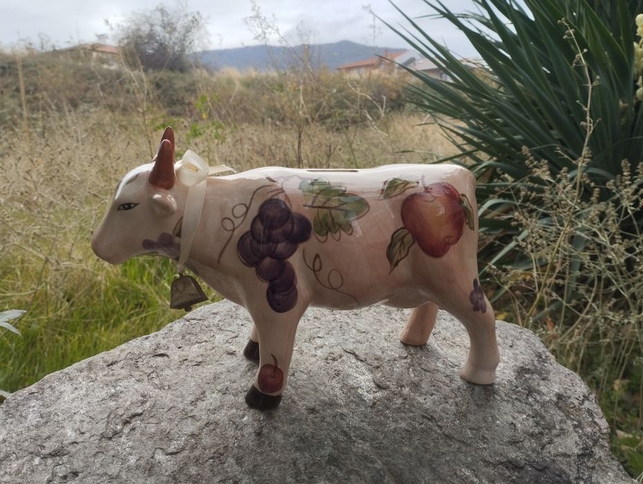 Порцеланова декоративна фигурка на крава-касичка