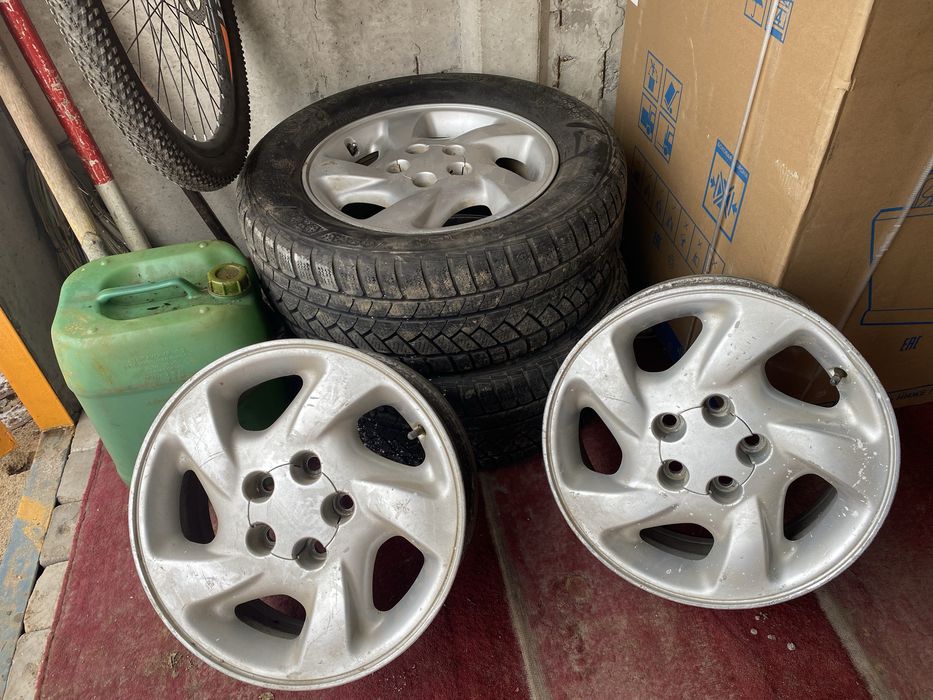 Продам.размер r-16.и две резины липучка