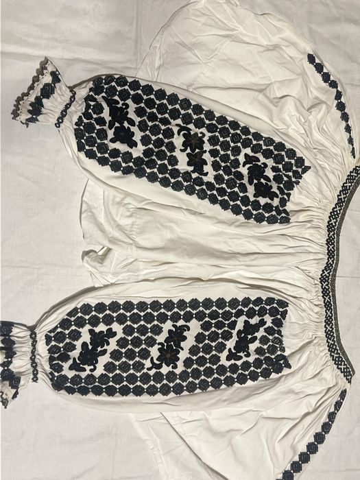 ie si poale traditionale foarte vechi peste 100 de ani