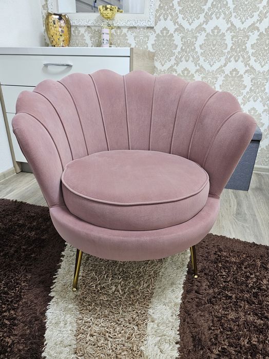 Луксозно кресло в форма на мида