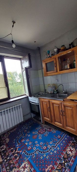 Продаётся 1 ком квартира в чирчике 4 мкн 4 этаж не далеко от дороги