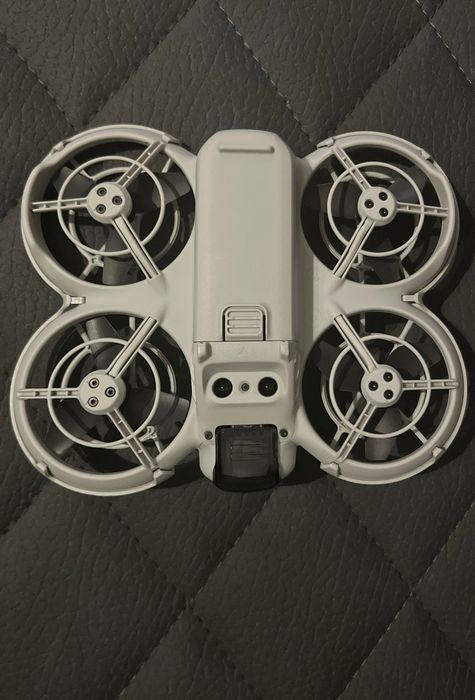 Дрон DJI NEO с чанта към него