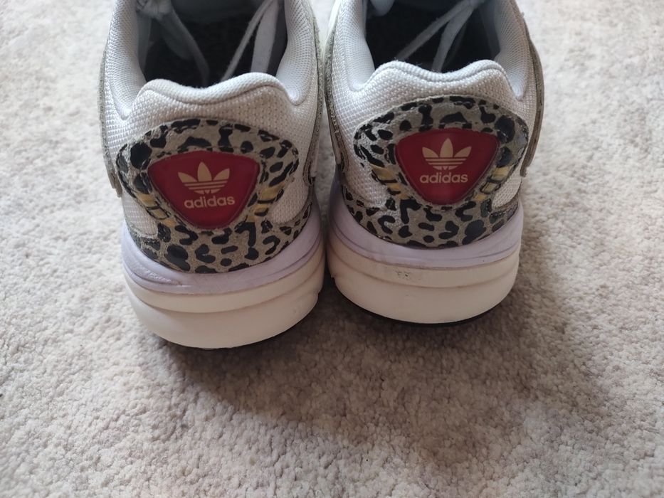 Se vind adidași adidas