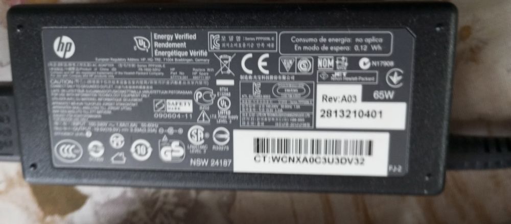 Зарядка для ноутбука НР в отличном состоянии. Каждая зарядка по 4000