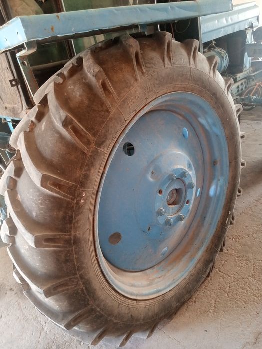 Traktor t28  sotiladi