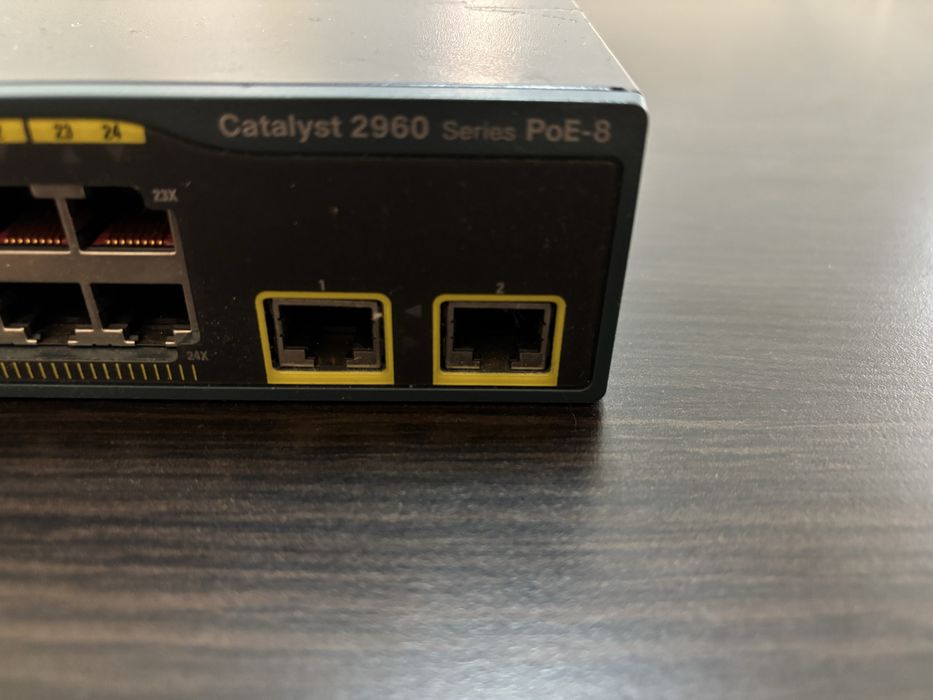 Cisco Catalyst 2960 24 porturi PoE 8 si 2 uplink uri