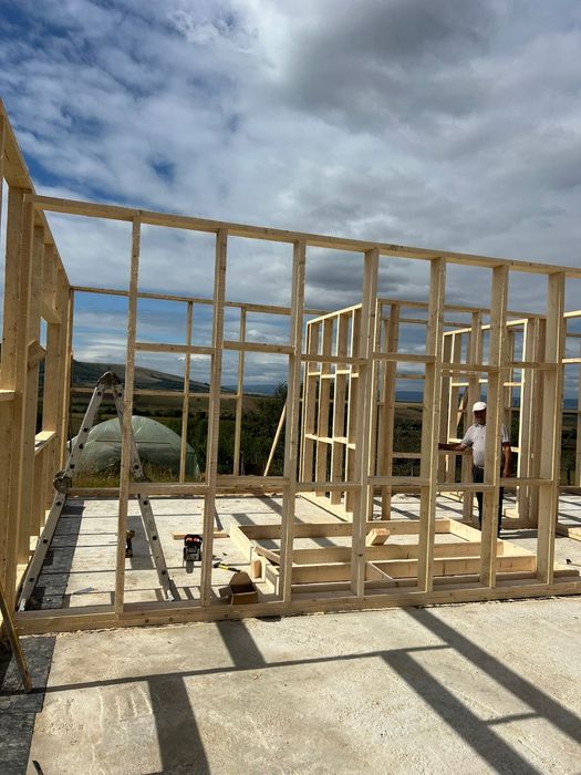 Noi lucrăm case de lemn cu scule și unelte profesionale