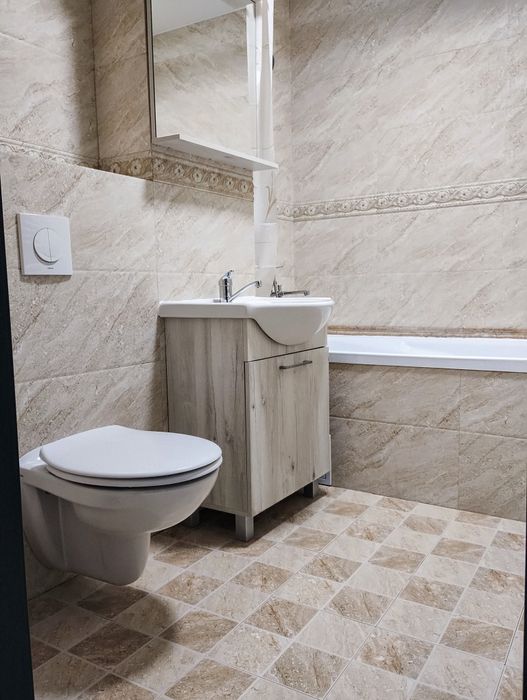 INCHIRIEZ  Apartament in spate la magazin VICTORIA