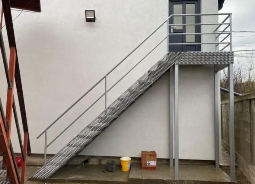 Vând scari la cela mai buna preț