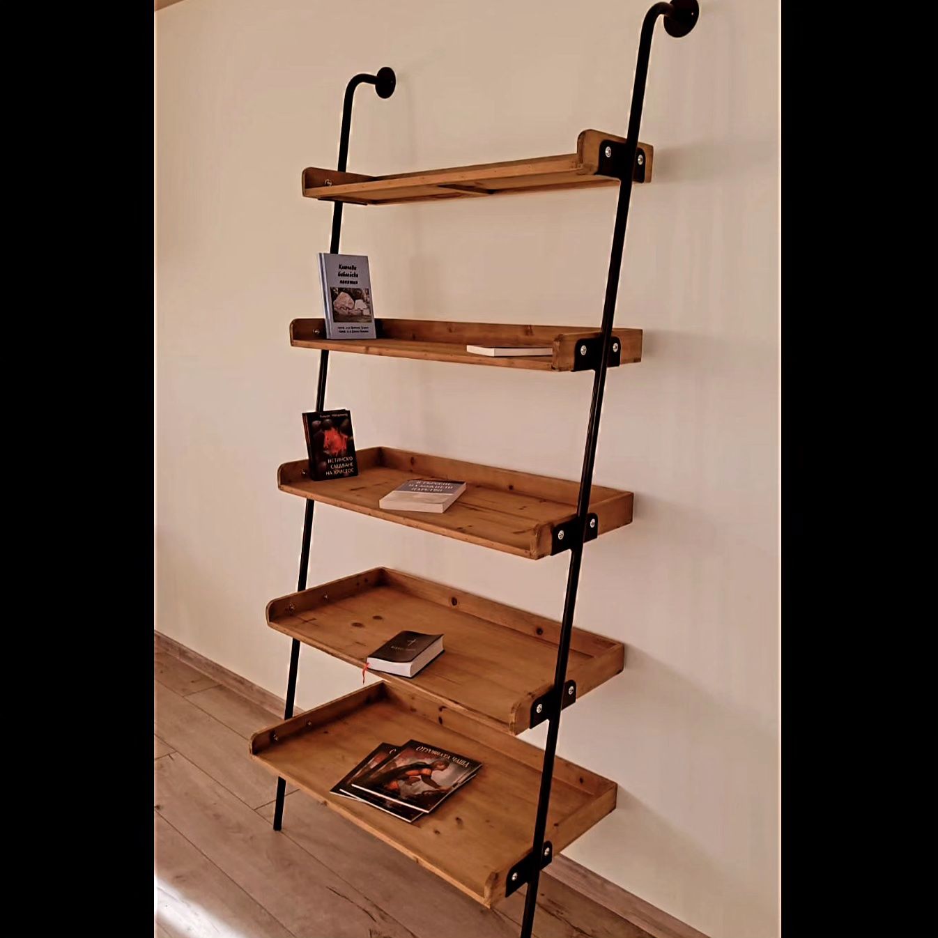Етажерка Kave Home