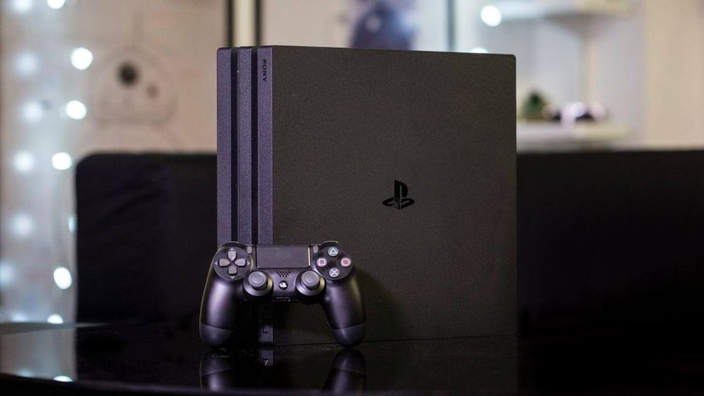 Продаю PS4 pro 
Память: 1 Tb 
Состояние идеальное