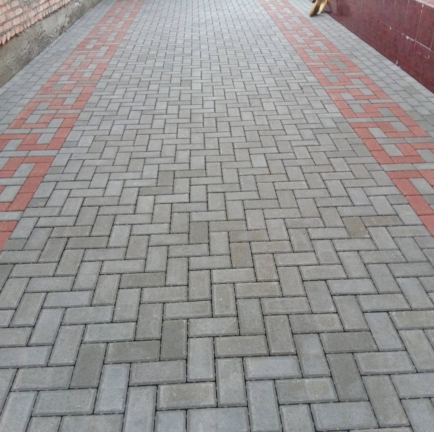 Укладка брусчатки тротуарной плитки бардюра поребрика
