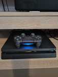 Vind Ps4 Slim de 500Gb, în stare foarte bună de funcționare la 599 lei