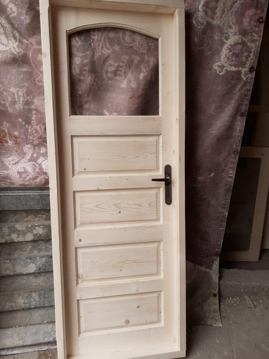 Vând uși lemn masiv
