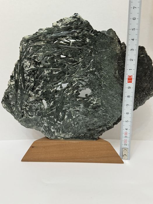Piatra naturala, semipretiosa Actinolit. Felie, pe suport din lemn.