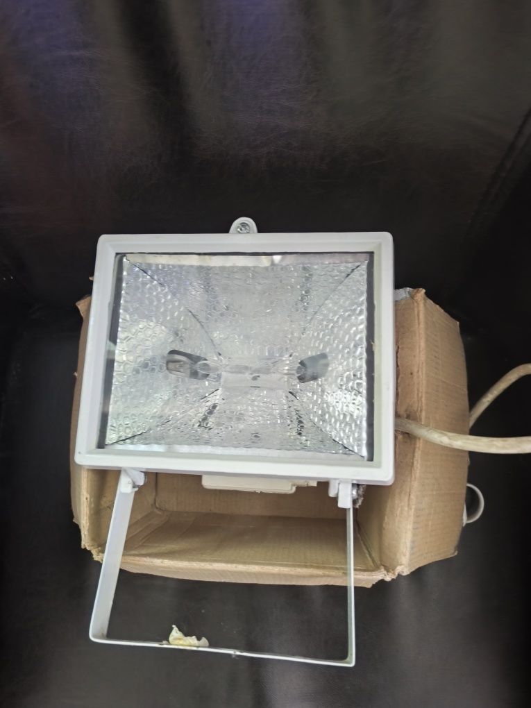 Proiector halogen