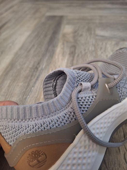 Vand pantofi sport marca Timberland