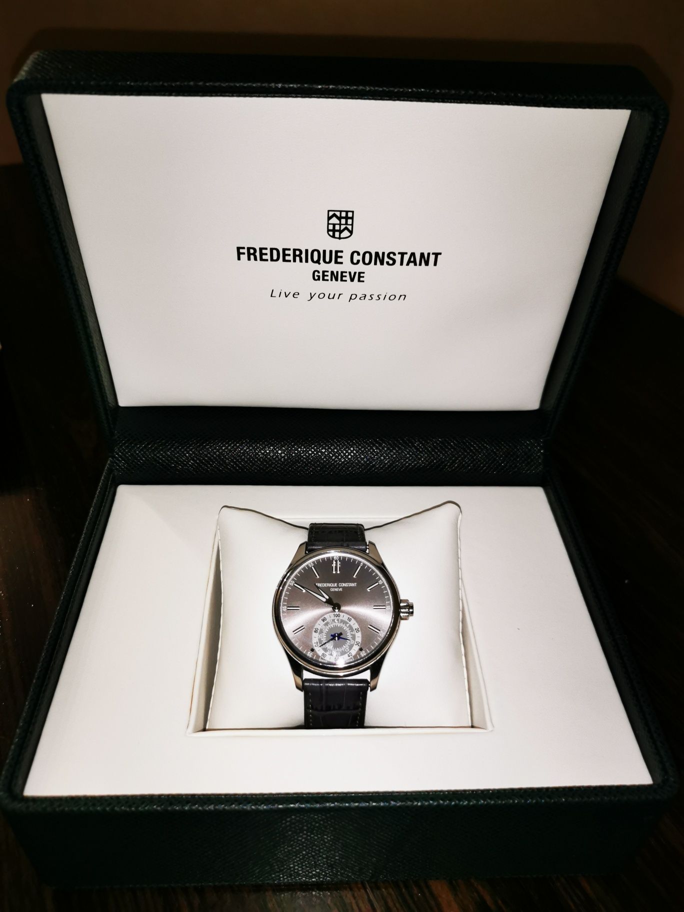 Продаю швейцарские смарт-часы FREDERIQUE CONSTANT GENEVE.