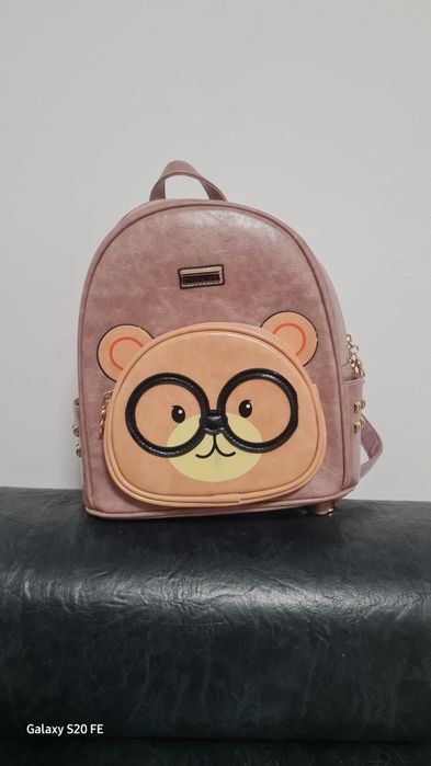 Vând rucsac nou material PU
