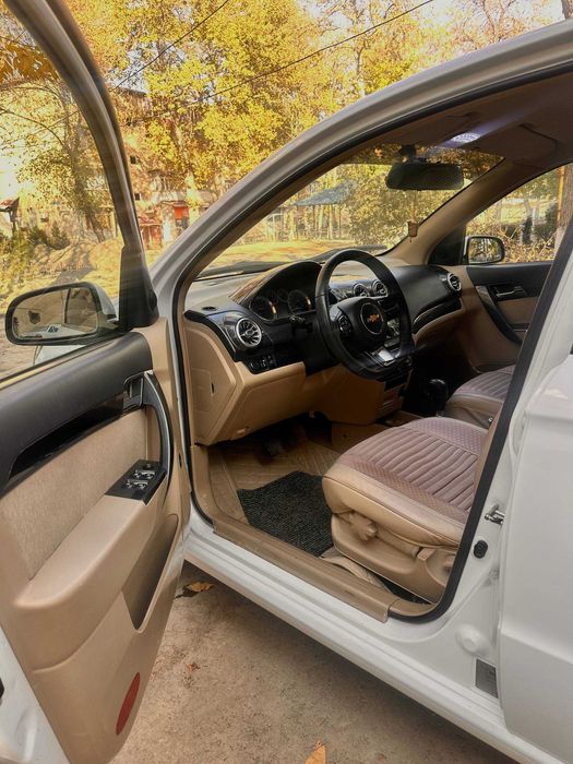 Нексия 3 с бежевым салоном.