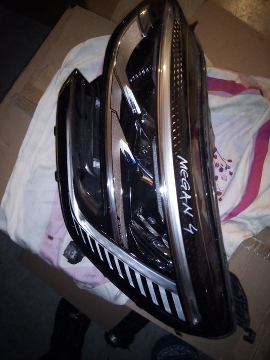 Far stânga Megan 4 Facelift