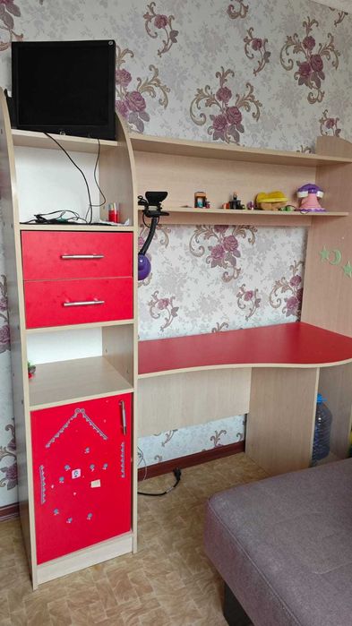 Детский стол со шкафчиками